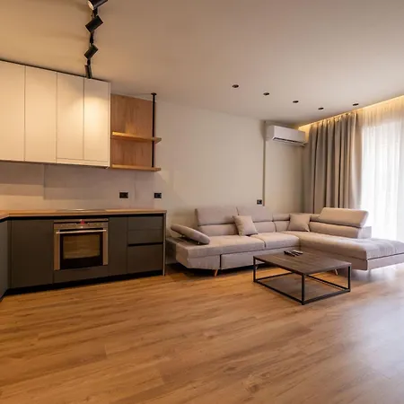 Meri's 13 * Sarandë