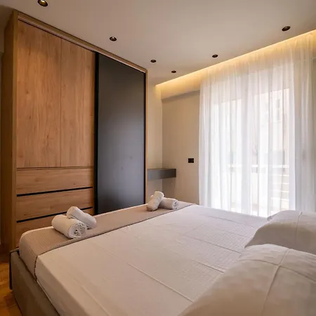 Meri's 13 * Sarandë